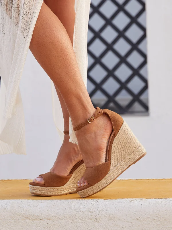 Child - Friendly Women's Sandals with a Secure Buckle in Purple for Moms on the GoGRACIO